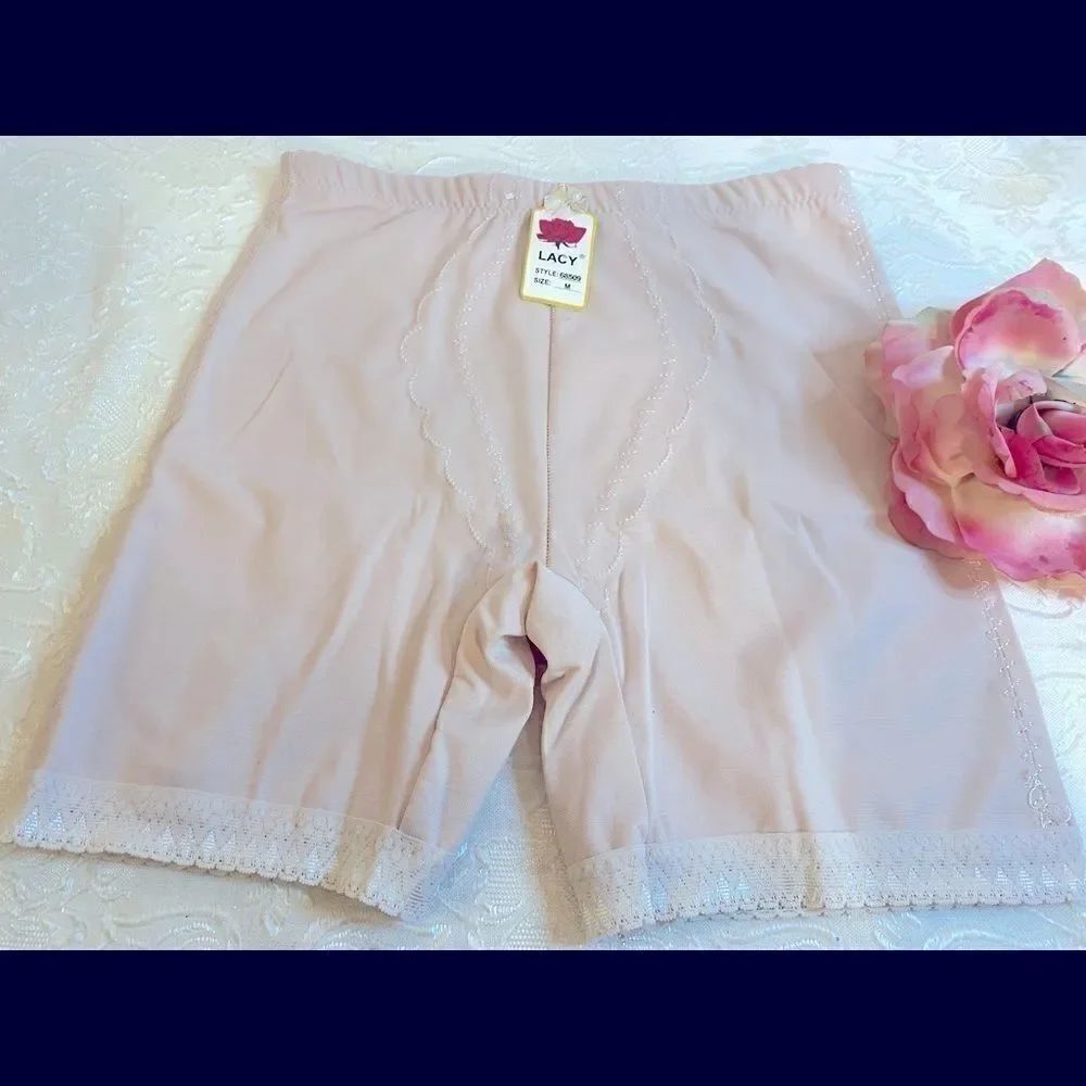 🎀Lacy Assorted Embroidery shorts  tummy control